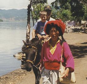 Femme Mosu guidant son cheval