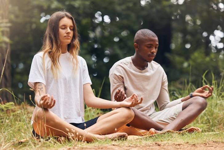 Yoga Couple Interracial Et Mditation Pour Le Zen Et L'quilibre Avec Un Homme Noir Et Une Femme Blanche Assis En Lotus Dans Un Parc Dans La Nature Calme Et Content Avec Un Exercice Spirituel Holistique Et Une Formation  La Sant